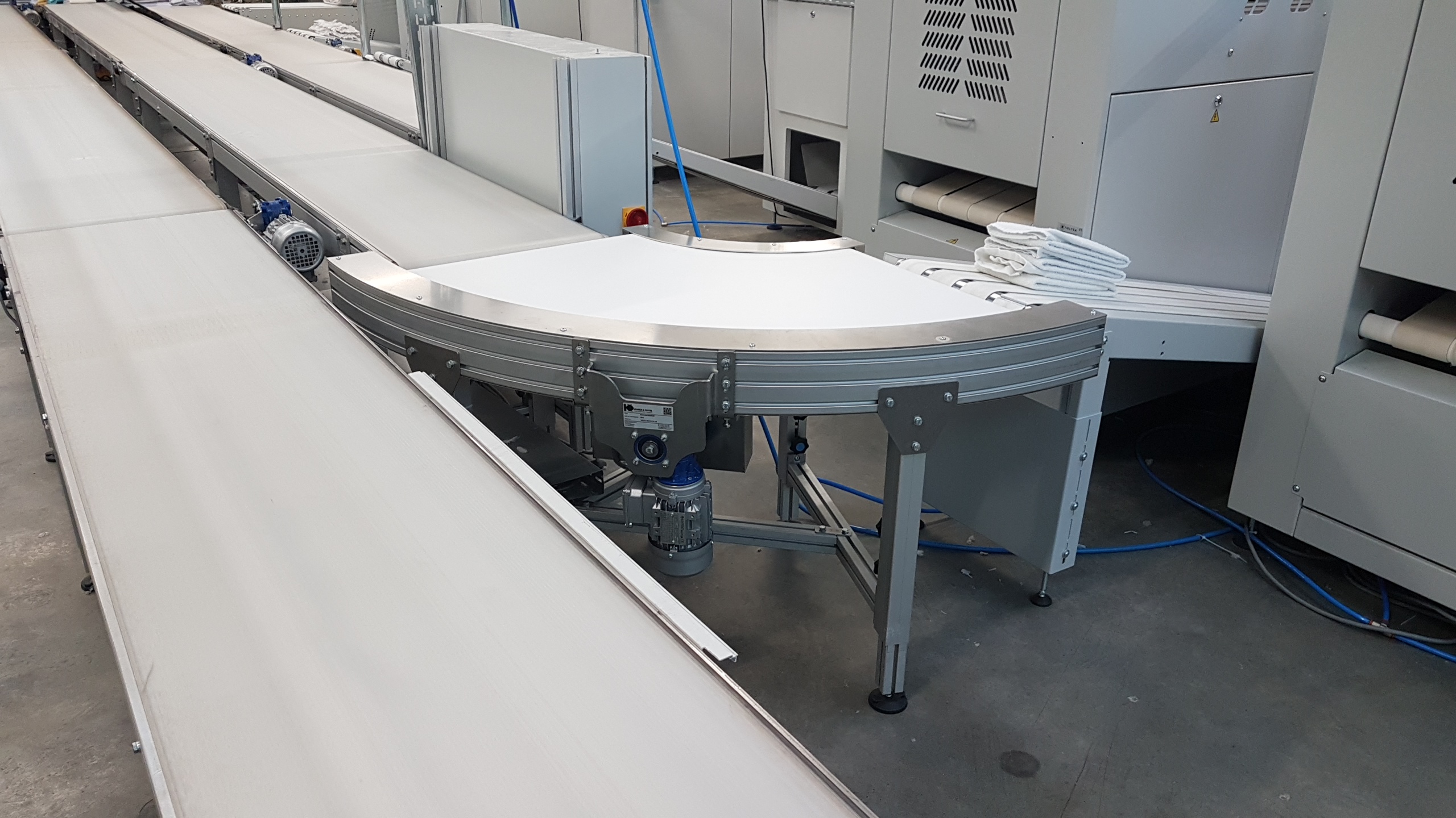Curved conveyor for laundry