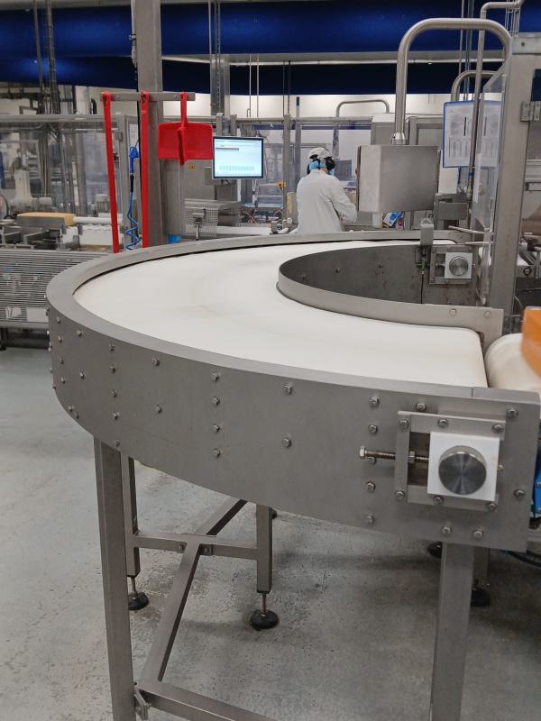 Transport of blocks of cheese with curved conveyor type R